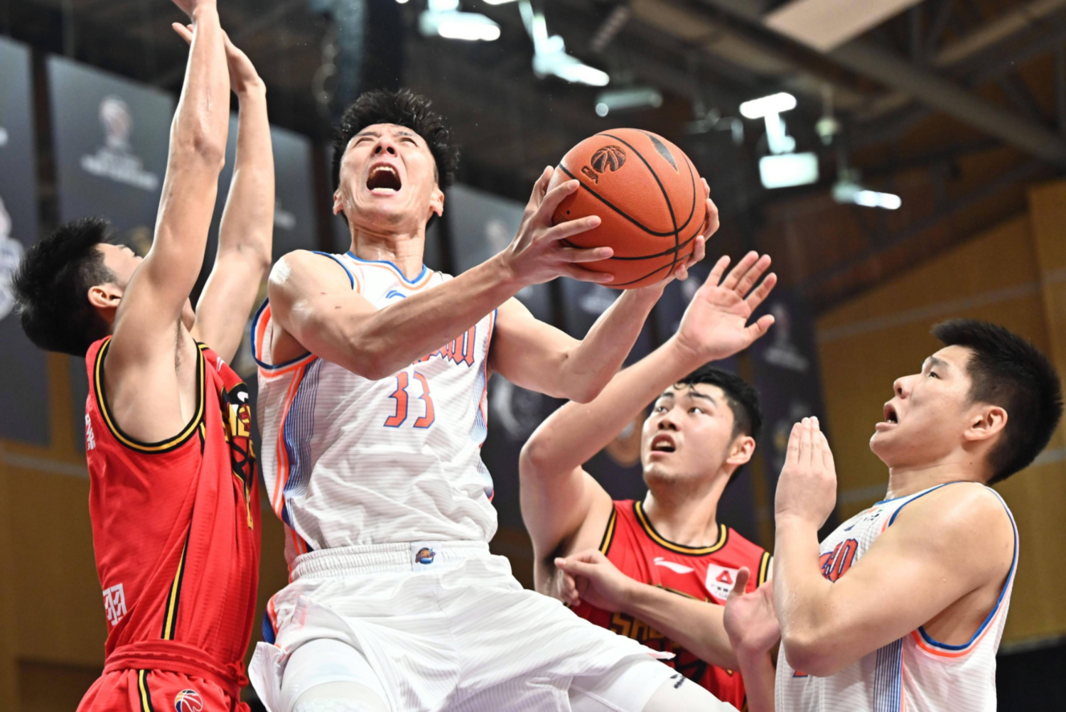 拼搏精神令人振奋！场上对决气势磅礴的简单介绍